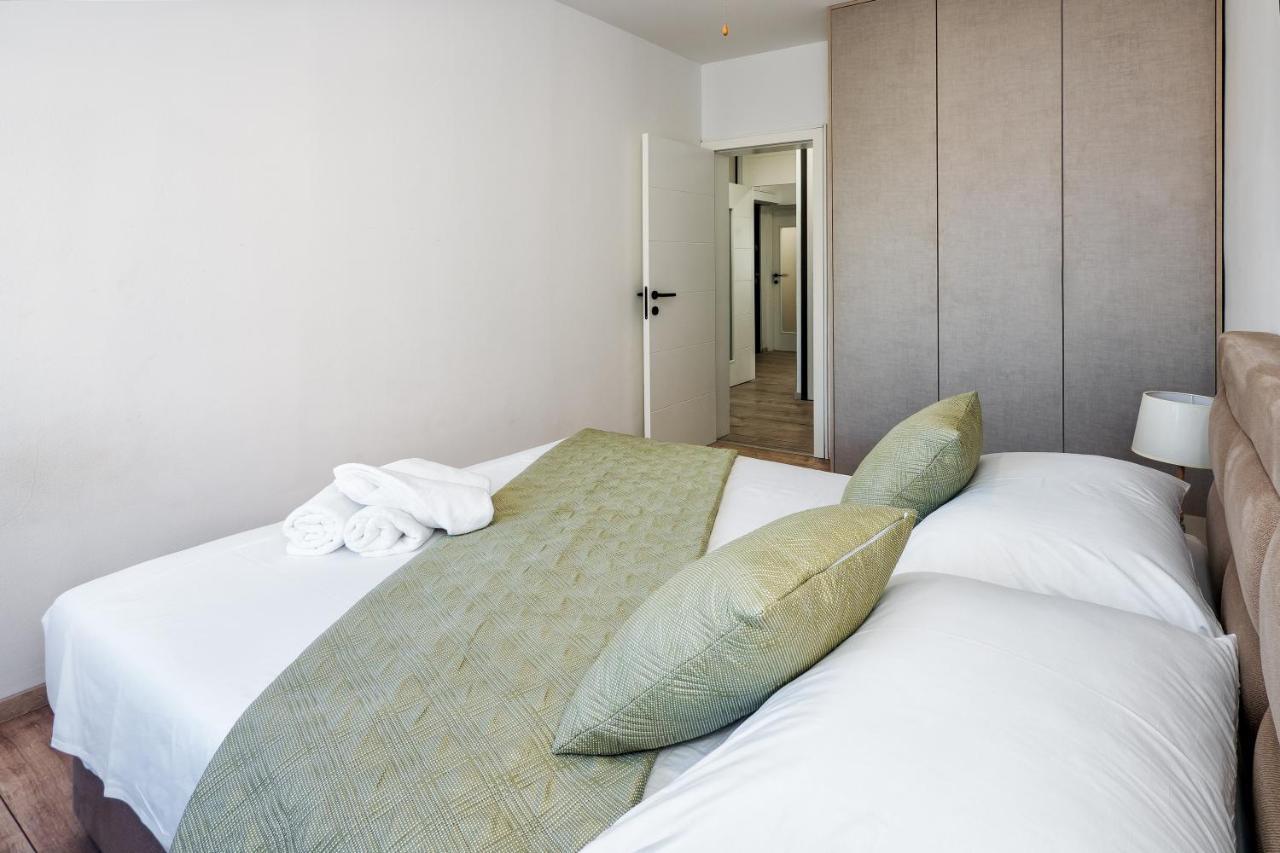 Apartment 3-Bedroom Sea View Apartment - Balcony, Elevator - Spinut, Split Split