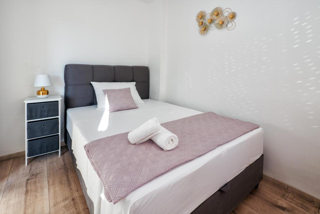 3-Bedroom Sea View Apartment - Balcony, Elevator - Spinut, Split *