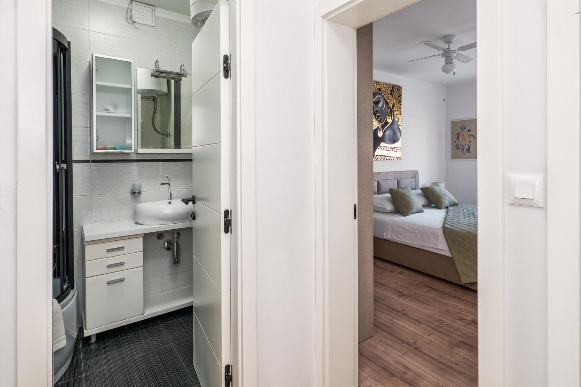 3-Bedroom Sea View Apartment - Balcony, Elevator - Spinut, Split